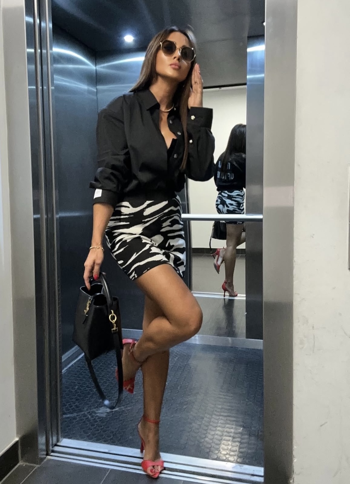 Klasyczna czarna Koszula ERA OF WOMEN - obrazek 2