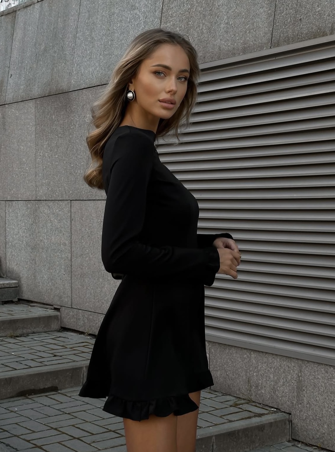 Satynowa sukienka PETITE mała czarna - obrazek 4