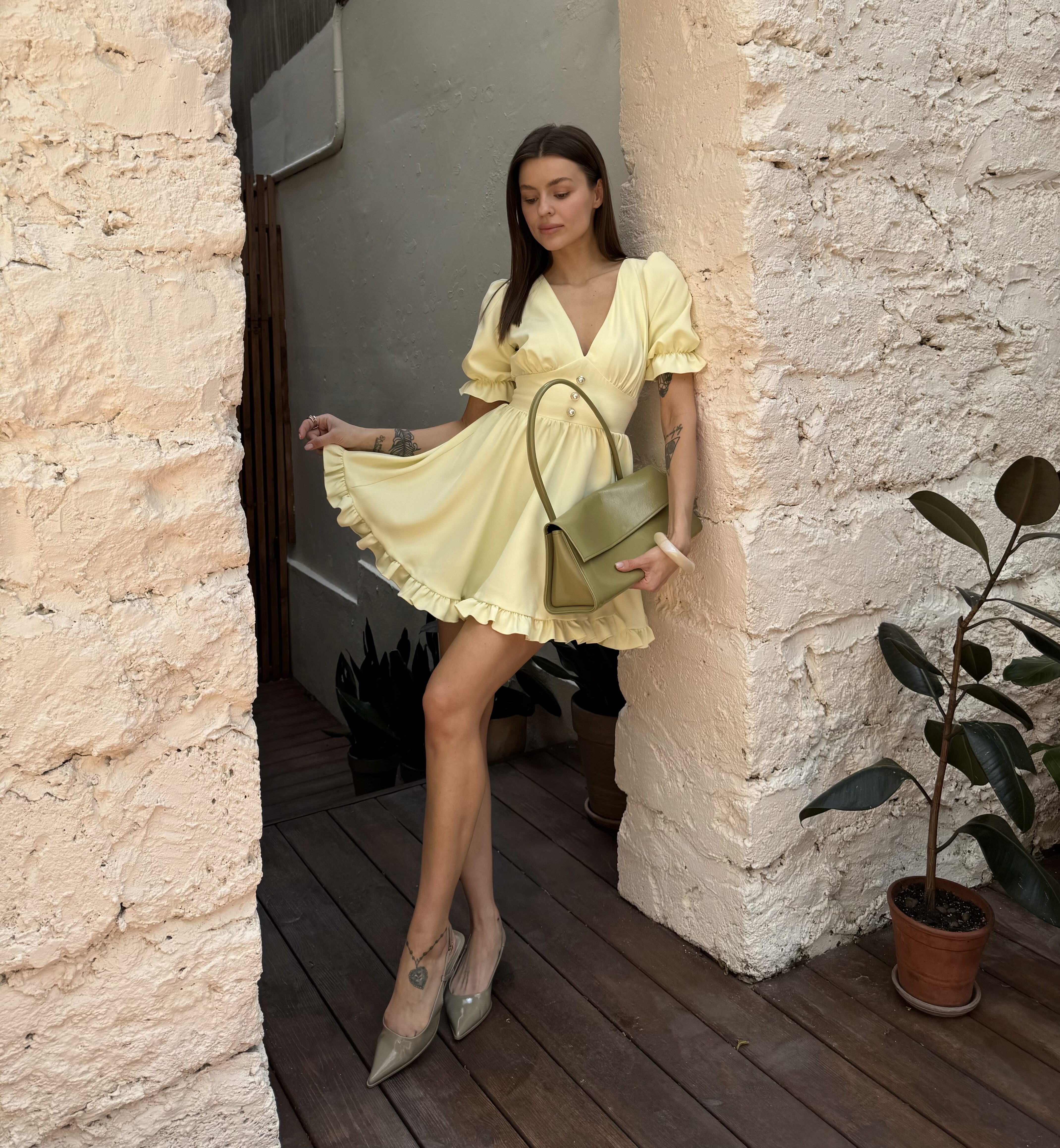 Sukienka DOLCE BUTTER YELLOW – mini z falbaną - obrazek 2
