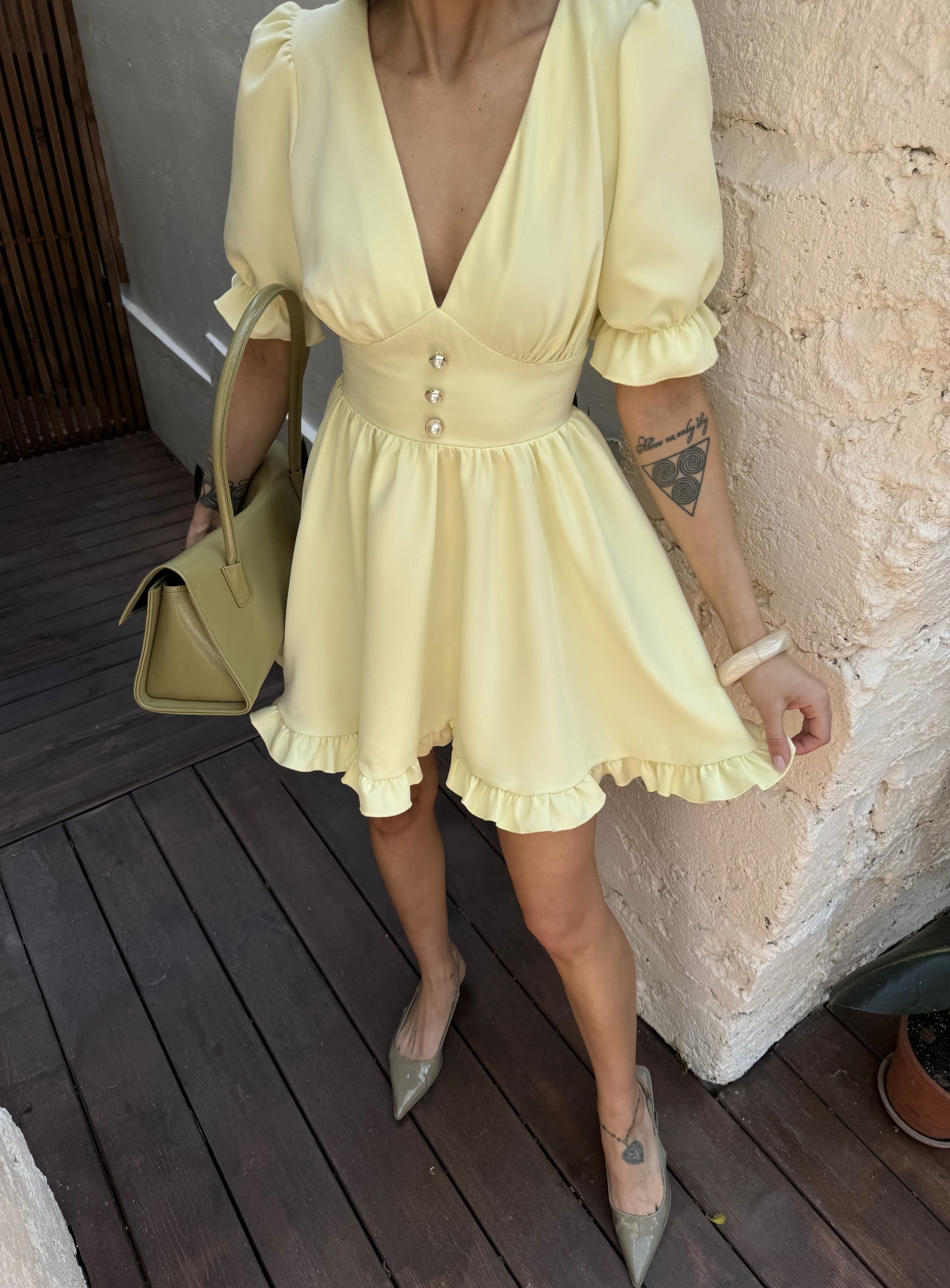 Sukienka DOLCE BUTTER YELLOW – mini z falbaną - obrazek 6